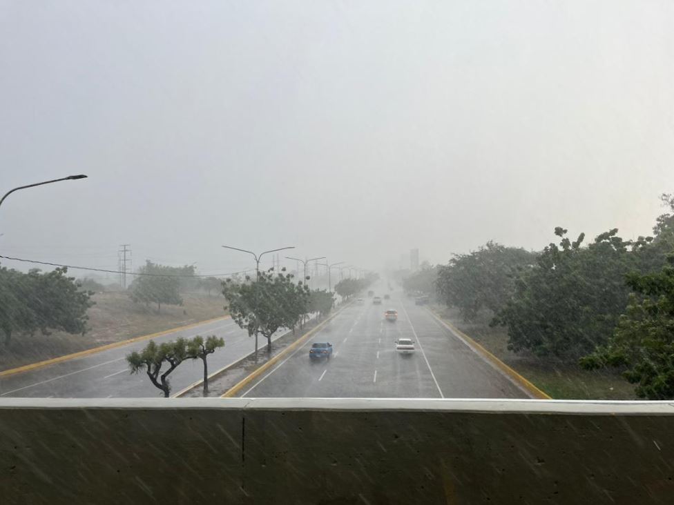 Vientos huracanados y fuerte lluvia azotan al Zulia