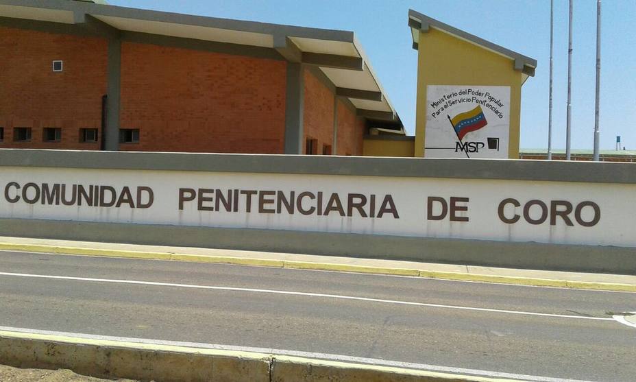 Reos del penal de Coro oran en plena huelga de hambre