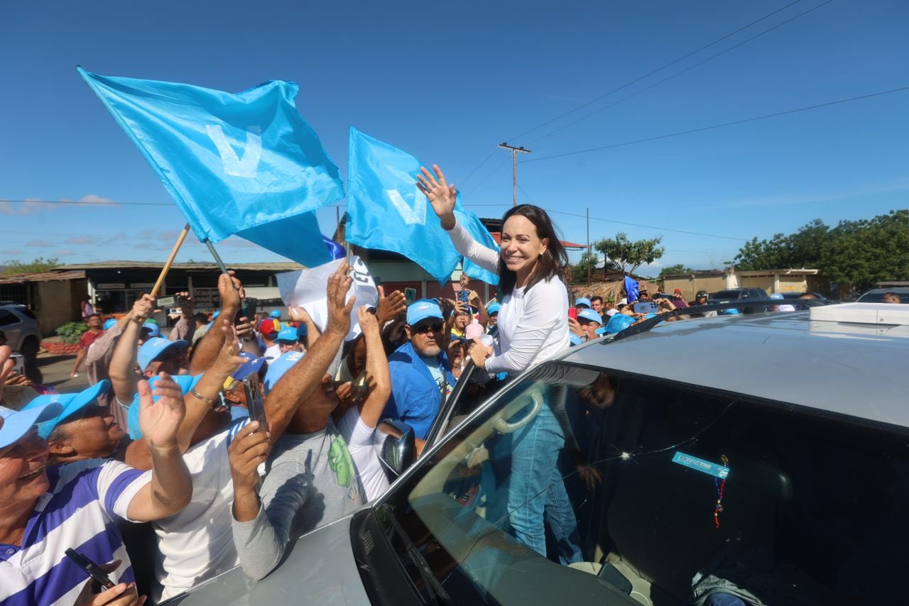 María Corina Machado cruzó el puente del río Orinoco para llegar a Bolívar