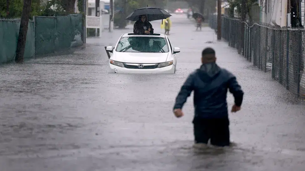 Fuertes lluvias acarrean inundaciones, vuelos cancelados en los aeropuertos y cierre de vías en el sur de Florida