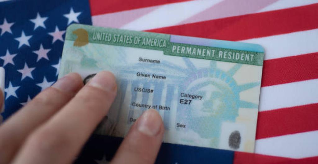 ‘Green cards’ para cónyuges indocumentados de estadounidenses: Una esperanza para muchos