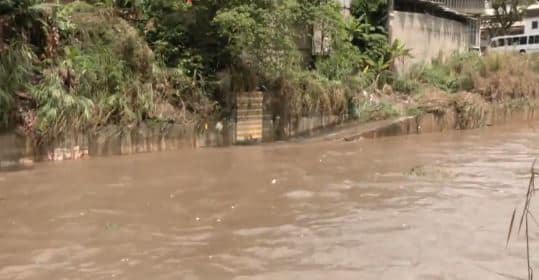 Tras fuertes lluvias, viviendas y locales comerciales resultaron afectados en Petare