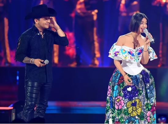 Christian Nodal y Ángela Aguilar presumen su amor y se besan por primera vez en público