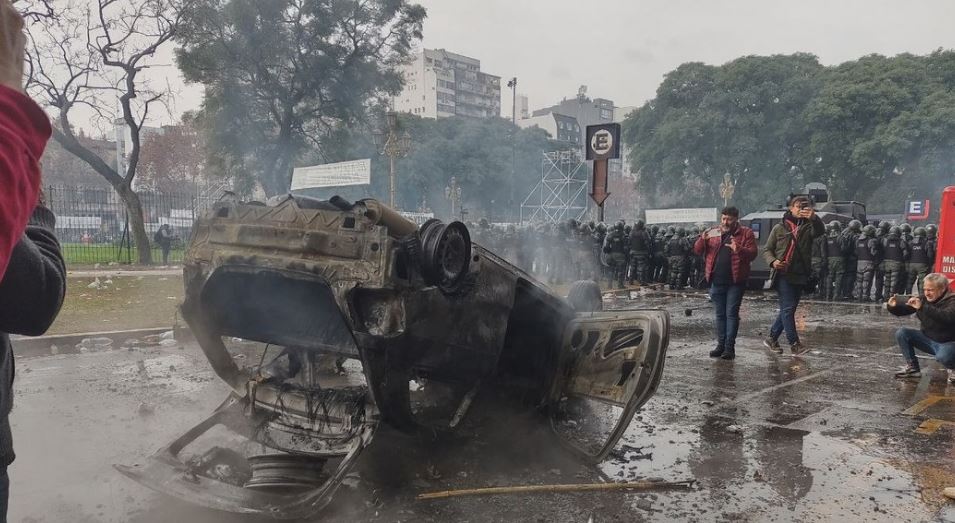 Protestas a las afueras del Congreso Argentino, mientras se discute la Ley Bases propuesta por Milei