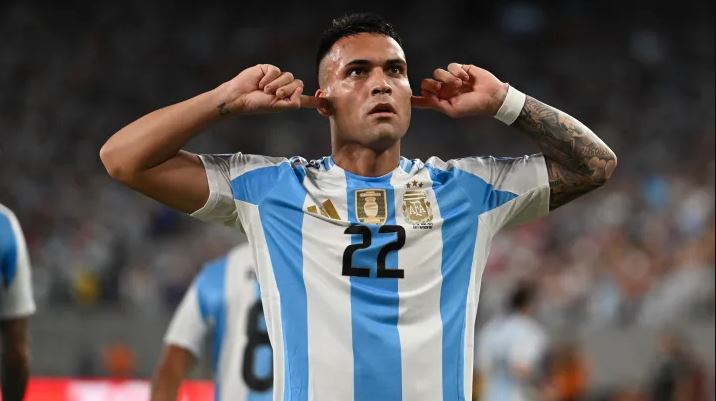 Argentina termina invicta en su grupo con doblete de Lautaro Martínez