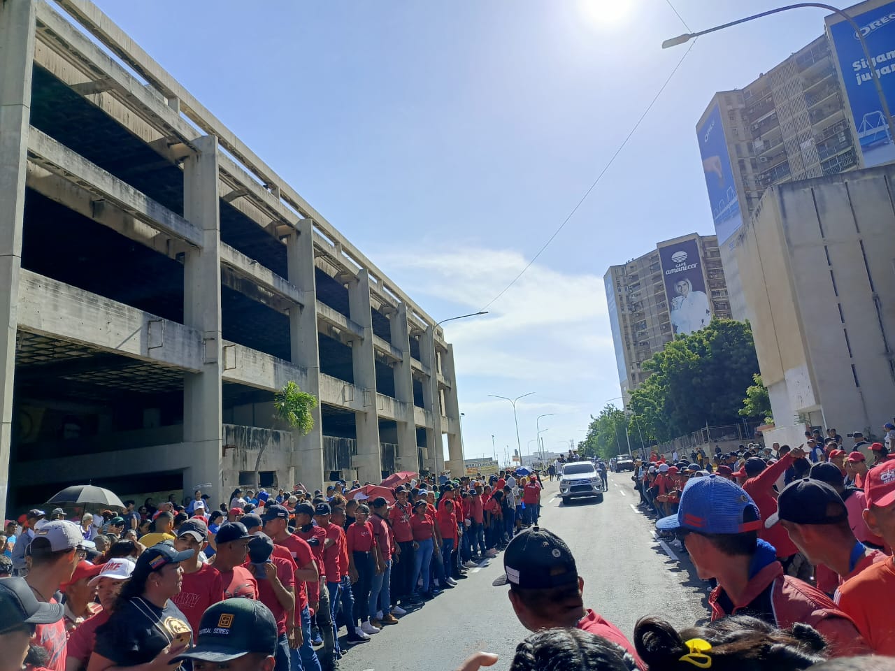 Miembros del PSUV esperan al presidente Maduro en el centro de Maracaibo