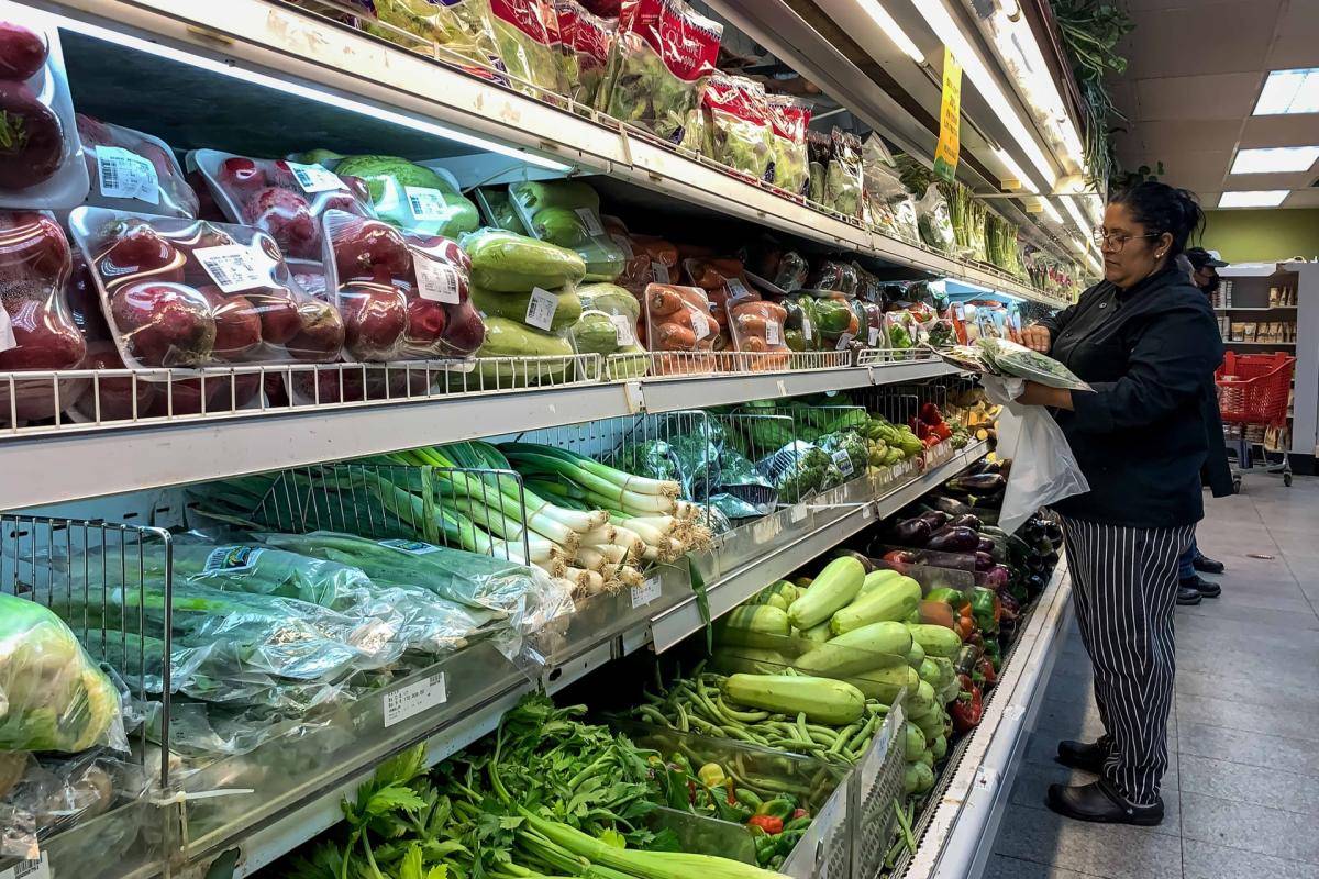 Venezolanos necesitan 167,59 salarios mínimos para costear la canasta alimentaria familiar, según Cendas