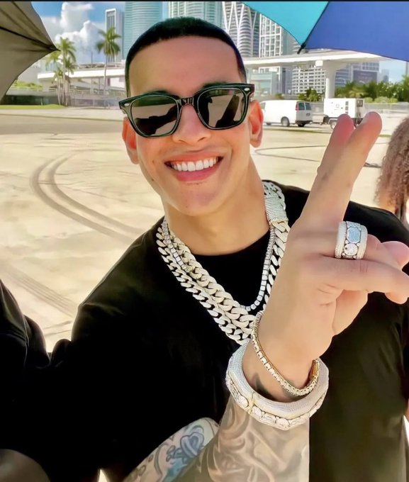 Daddy Yankee se asocia con Topps para lanzar exclusiva tarjeta deportiva junto a Juan Soto