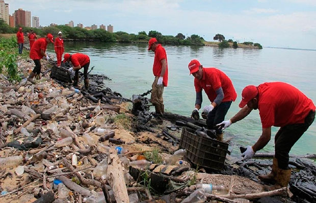 Extraen 76 mil 620 toneladas de desechos impregnados de petróleo del Lago de Maracaibo