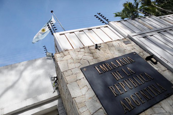 Los seis opositores refugiados en la Embajada de Argentina en Caracas siguen a la espera de un salvoconducto