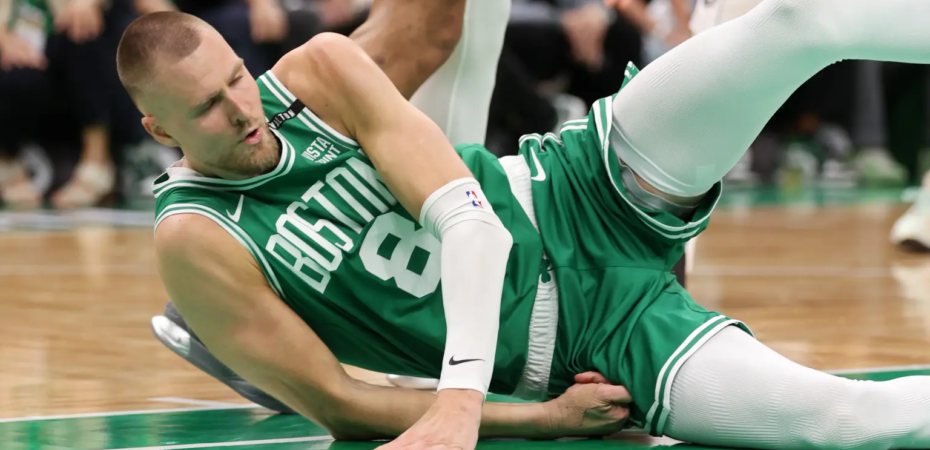 Kristaps Porzingis de los Celtics estará de baja entre 5 y 6 meses tras ser operado