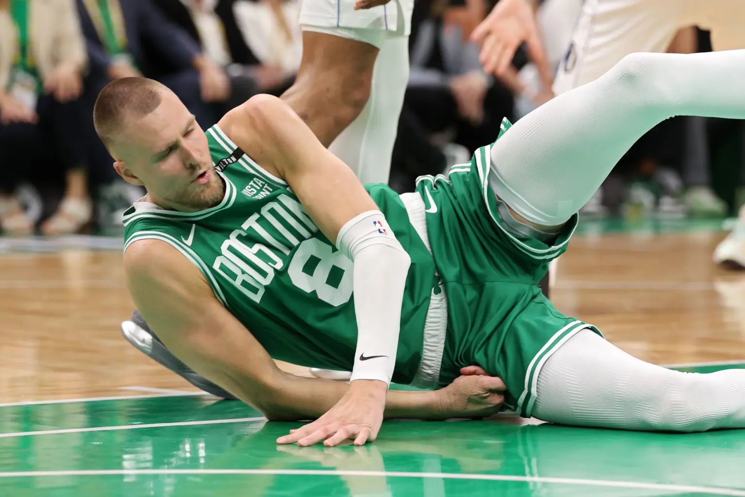 Kristaps Porzingis de los Celtics estará de baja entre 5 y 6 meses tras ser operado