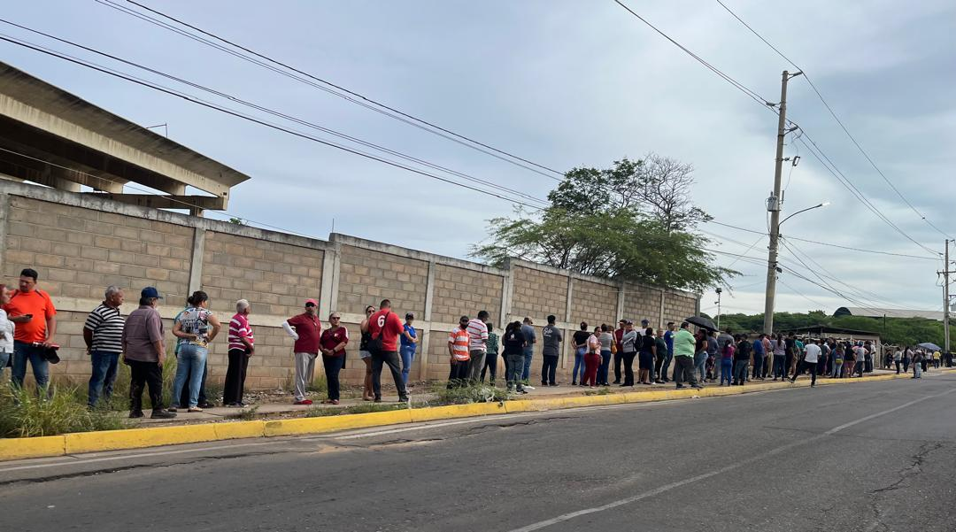 Haciendo largas colas como si fueran las elecciones del 28 de julio salieron los zulianos al simulacro