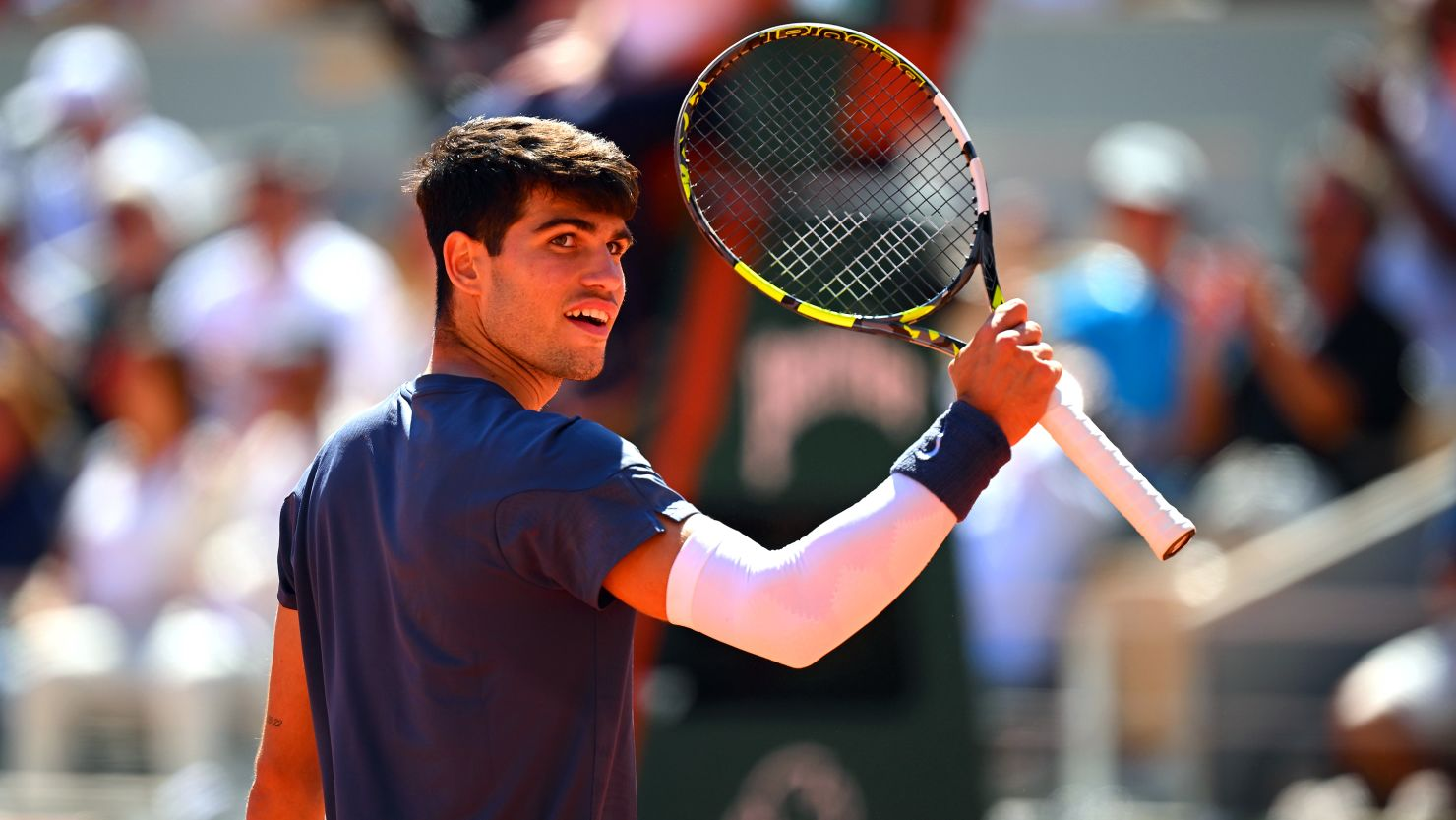 Alcaraz supera a Sinner y se planta en la final de Roland Garros