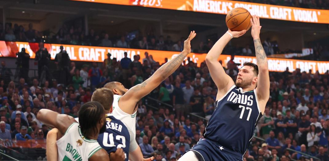 Mavericks derrota a Celtics y descuenta en la final de NBA