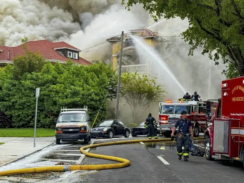 Registran incendio de grandes proporciones en complejo de apartamentos cerca del centro de Miami