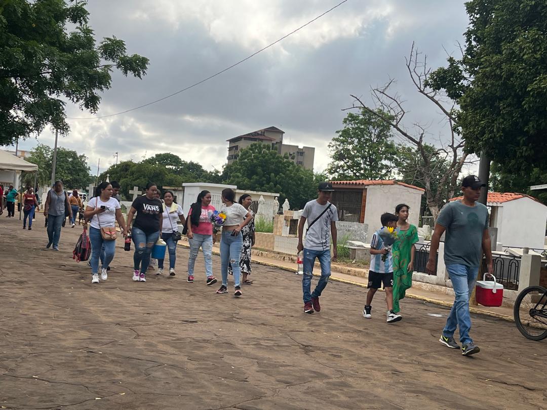 La tradición se mantiene: Marabinos visitan los cementerios este domingo por el Día del Padre