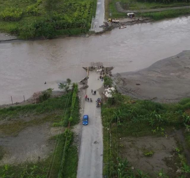 Peligro latente: Habitantes de Colón cruzan en lanchas sin salvavidas de un lado a otro por falta de un puente que colapsó hace dos años