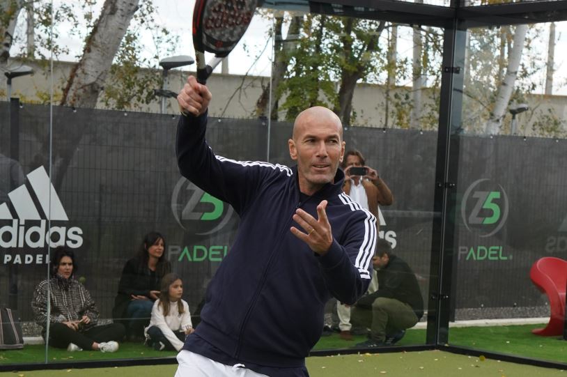 Zidane demostró su talento futbolístico jugando pádel