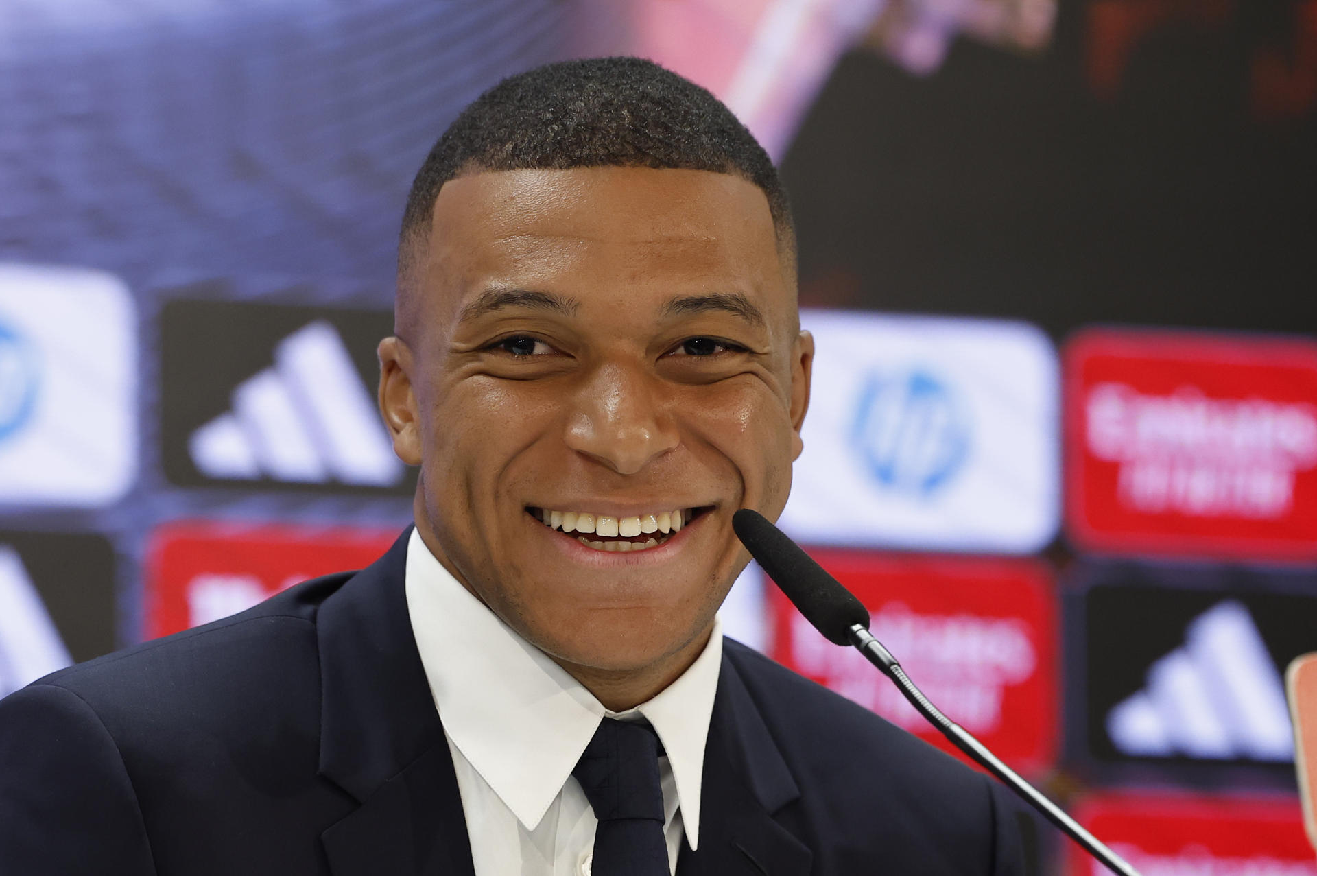 “¡Hala Madrid!”: Mbappé desata la locura en su presentación en el Santiago Bernabéu