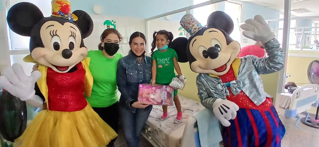 Eveling de Rosales entregó regalos en el Hospital de Niños de Maracaibo