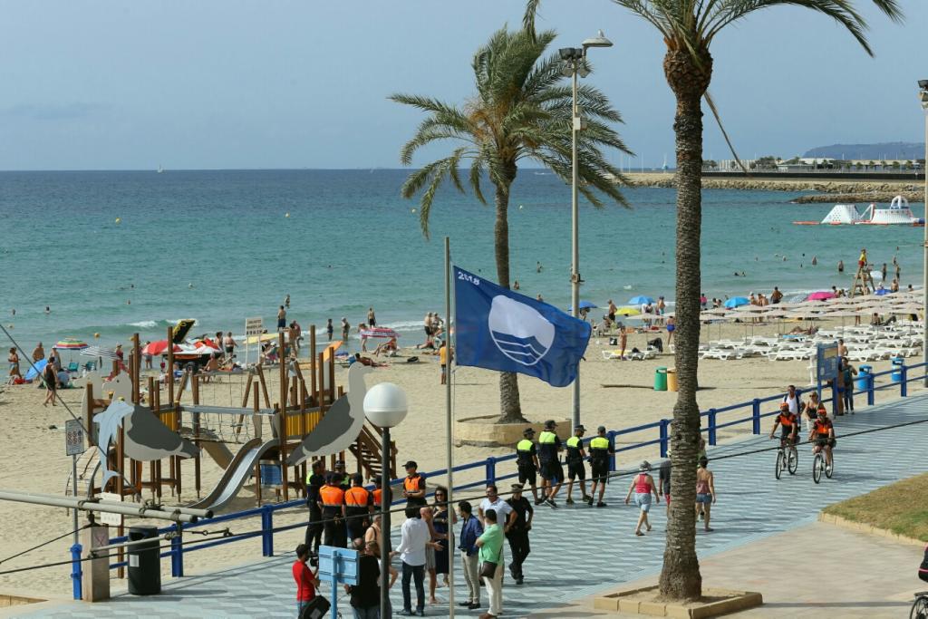 Murió una pareja de octogenarios en playa de Alicante, España: Él sufrió un infarto mientras se bañaba y ella un shock traumático al socorrerlo