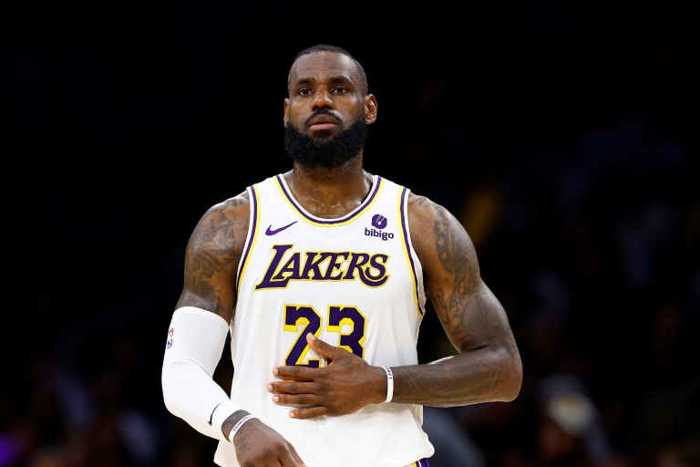 LeBron James renovó su contrato con los Lakers de Los Ángeles