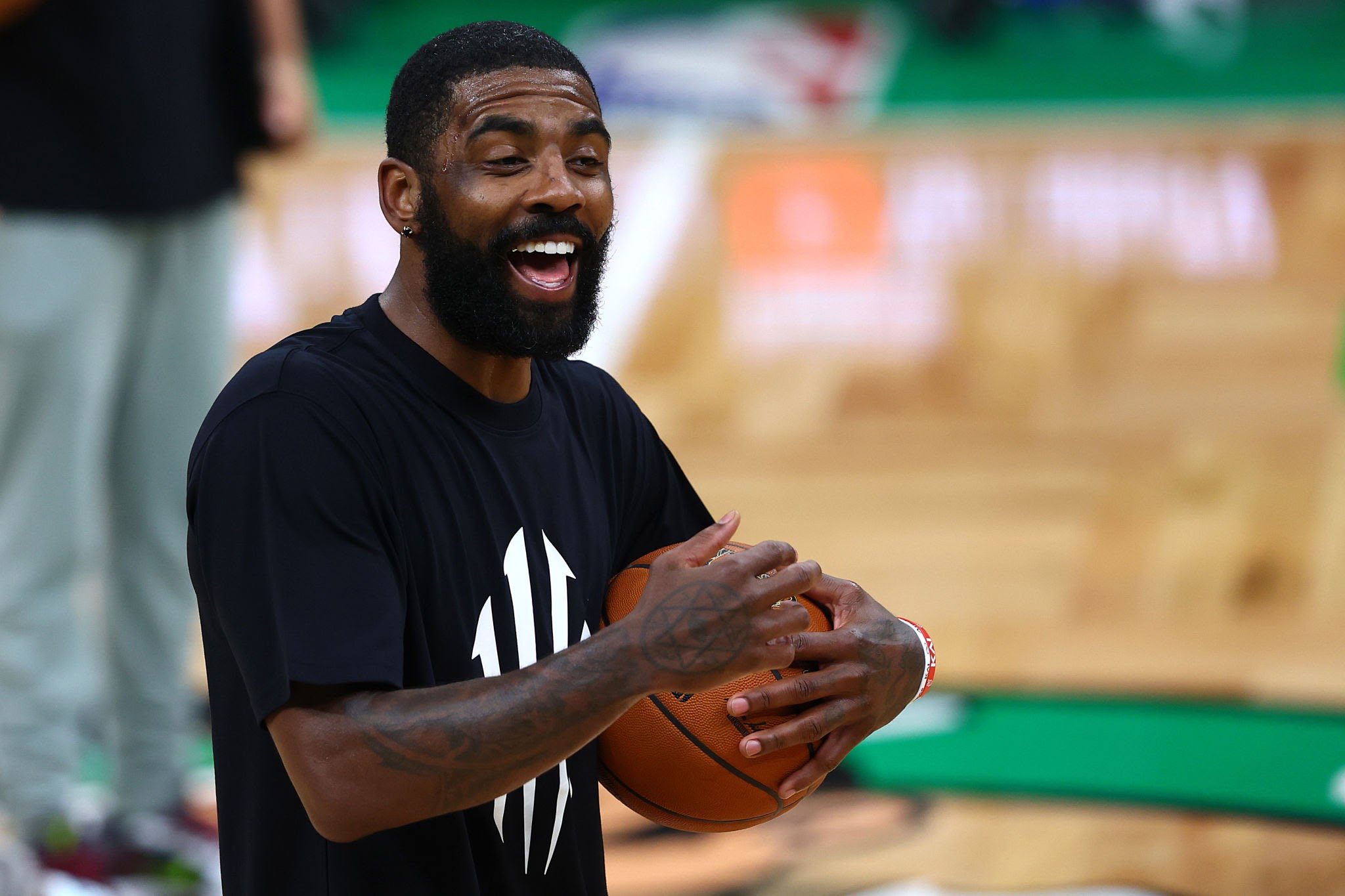 Kyrie Irving se sometió a una cirugía por fractura en su mano izquierda