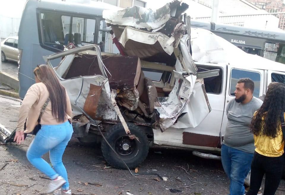 Cuatro heridos dejó choque de un camión volteo contra varios vehículos en Caracas