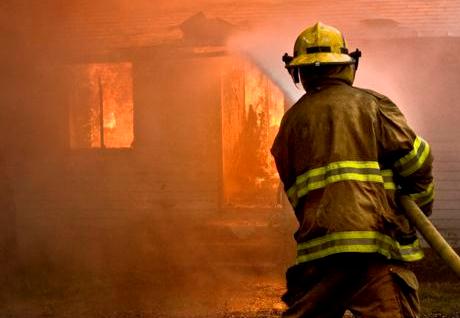 Murió calcinado al incendiarse su casa en Valencia