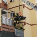 Hombre de 300 kilos fue evacuado por un balcón y trasladado en grúa para recibir atención médica