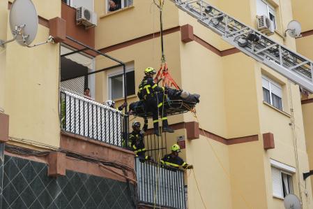 Hombre de 300 kilos fue evacuado por un balcón y trasladado en grúa para recibir atención médica