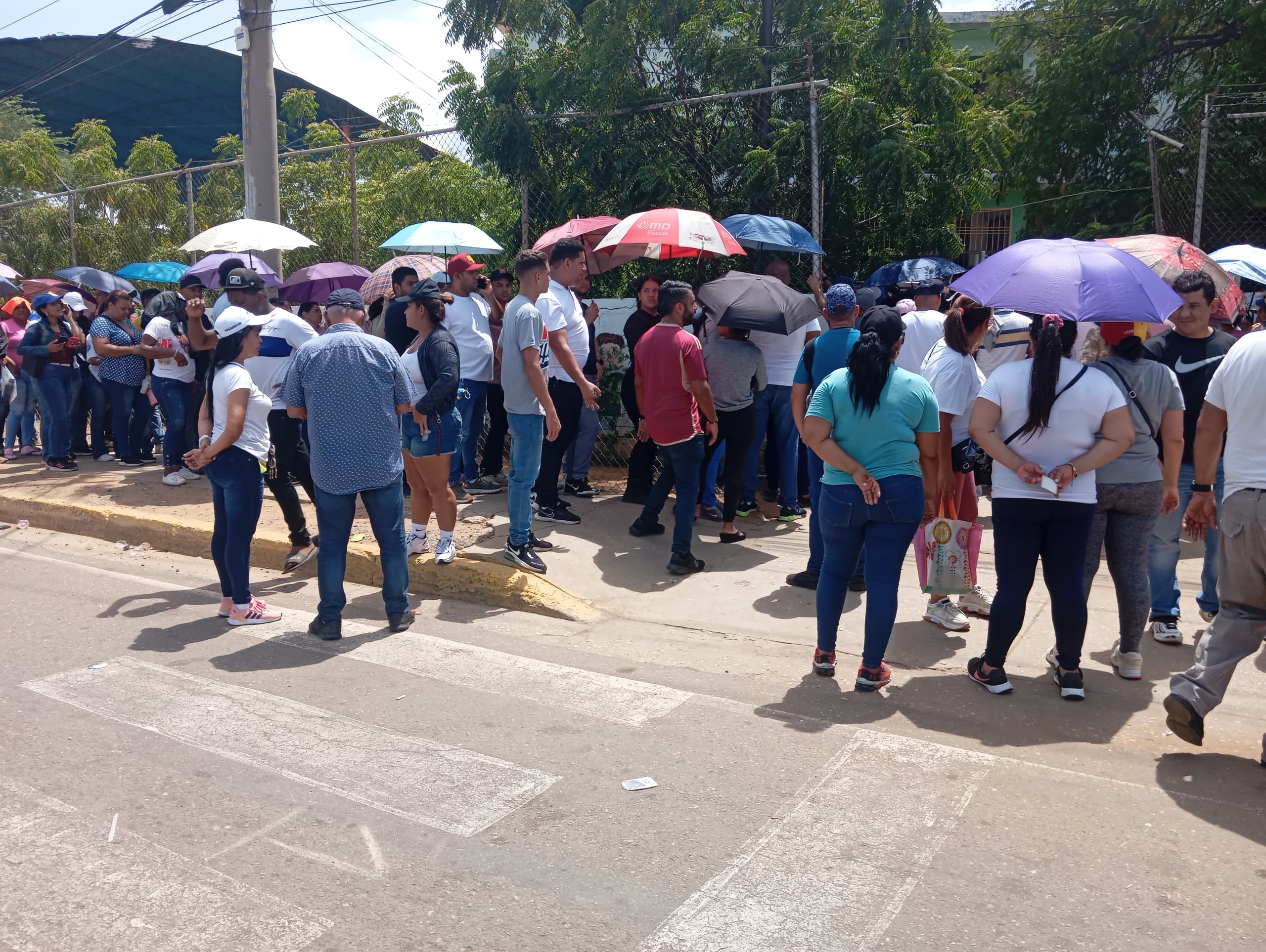 Máquinas dañadas paralizan el proceso electoral en algunos centros de votación en Cacique Mara