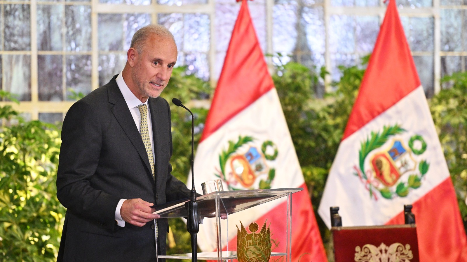 Perú expulsa a diplomáticos venezolanos