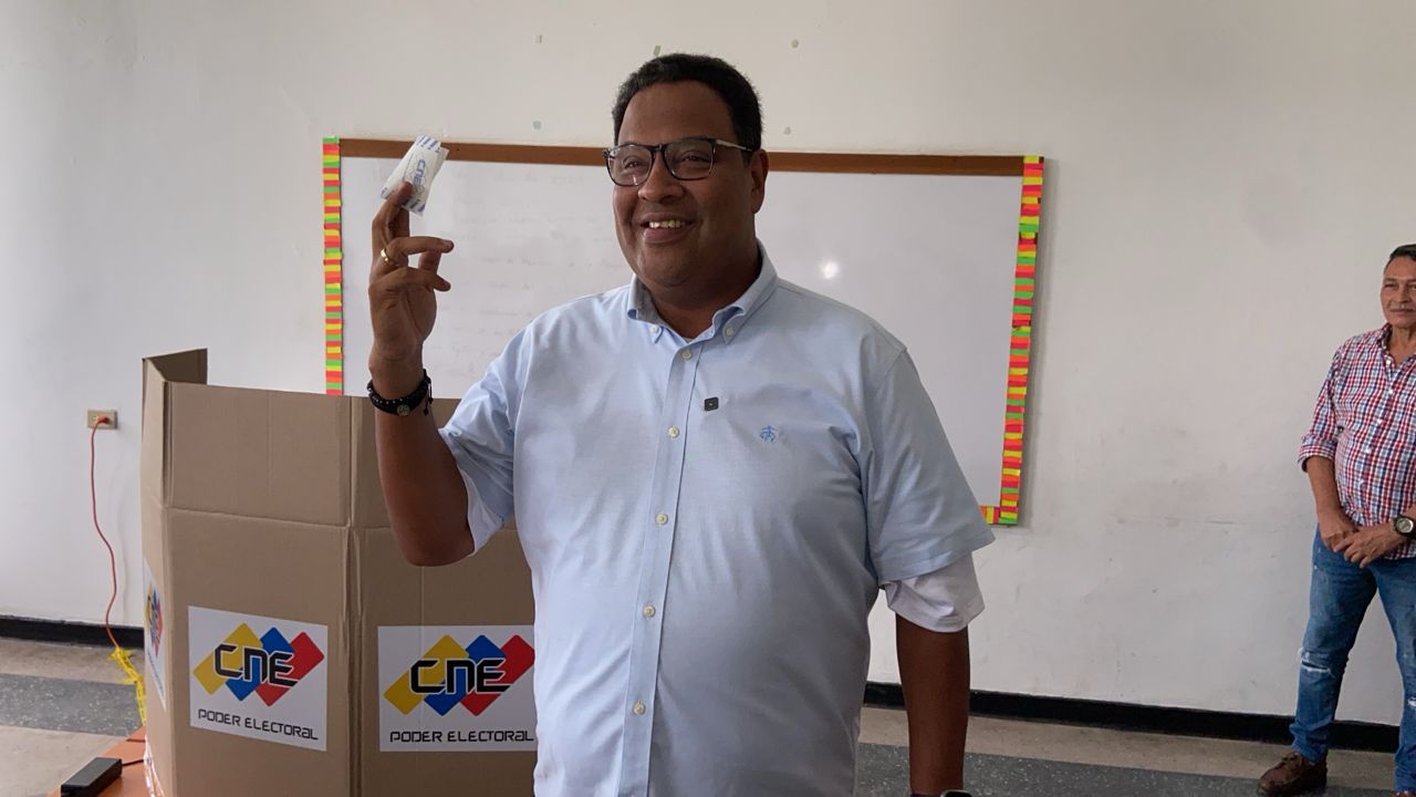 Alcalde de Maracaibo ejerció su voto en el Liceo Baralt