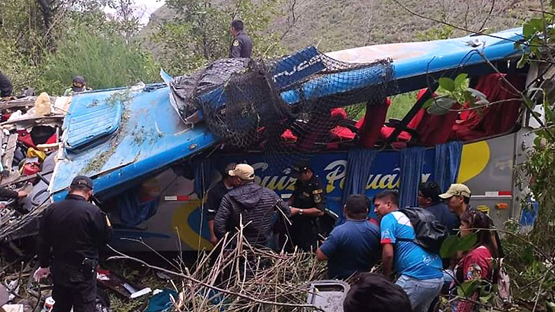 Nueve muertos de un grupo musical folclórico dejó vuelco de autobús por un barranco de 200 metros en Perú