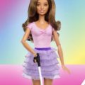 Mattel presentó su primera Barbie ciega, con bastón y lentes de sol