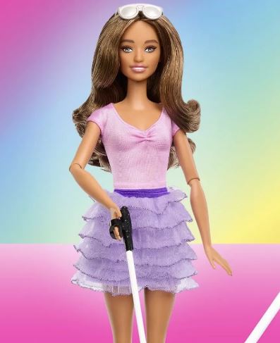 Mattel presentó su primera Barbie ciega, con bastón y lentes de sol