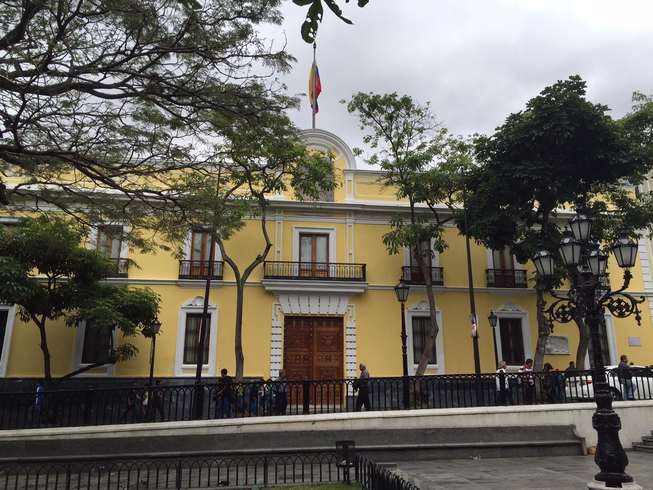 Gobierno venezolano rompe relaciones con siete países y exige el retiro de su personal en Caracas