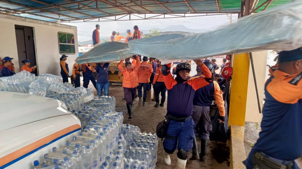 Entregan mil 275 toneladas de ayuda para los afectados del desbordamiento del río Manzanares en el estado Sucre