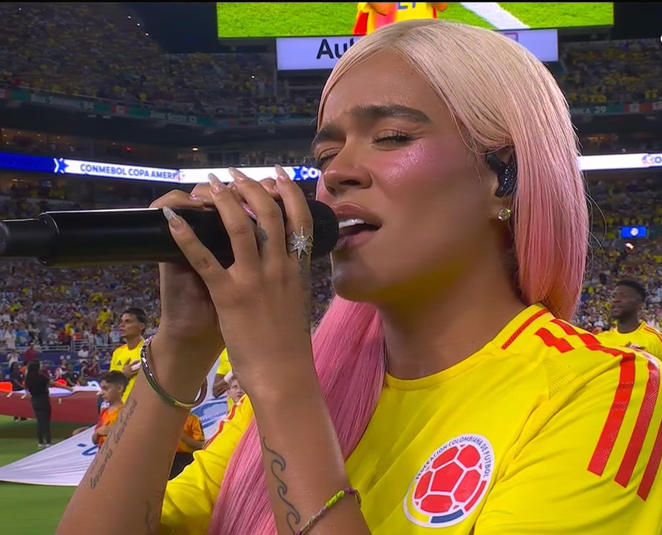 Así cantó Karol G el himno de Colombia en la final de la Copa América