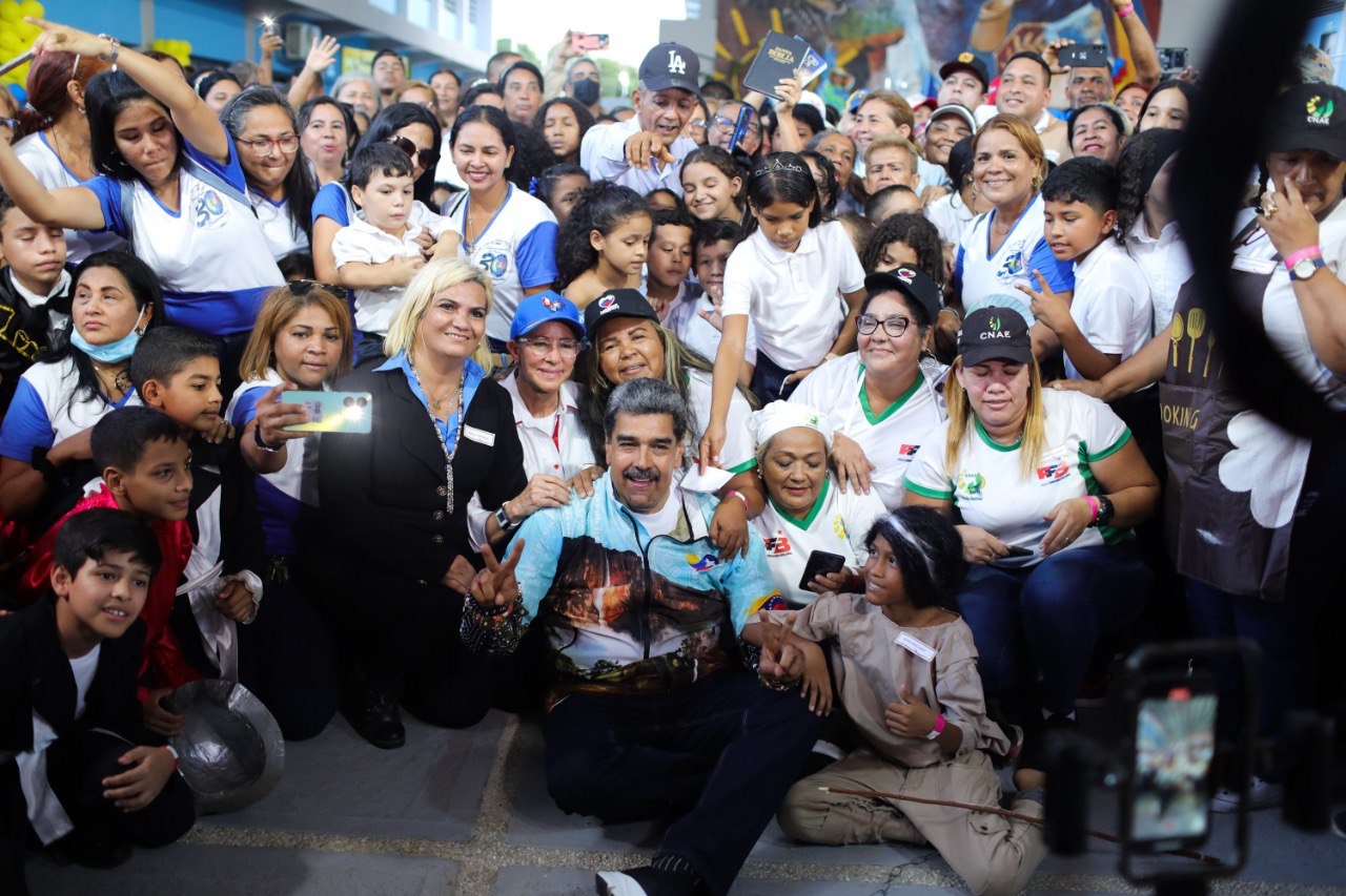 Maduro ordenó a la ministra de Educación llevar PAE a todas las escuelas y liceos rehabilitados