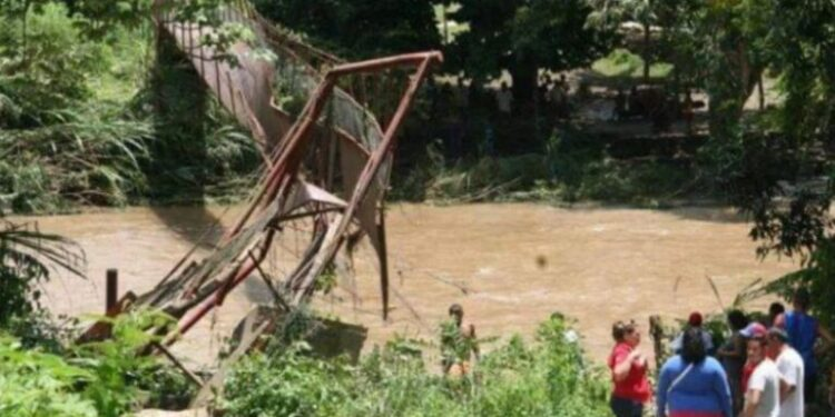 El puente de Mochimita entre Cumaná y Cumanacoa colapsó por fuertes lluvias 