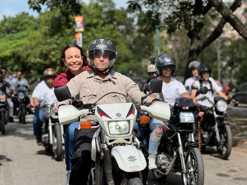 María Corina encabeza caravana motorizada por las calles de Caracas