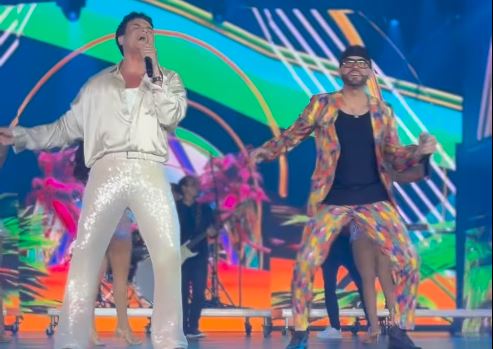 Nacho hizo vibrar el escenario de premios Heat cantando vallenato junto a Silvestre Dangond