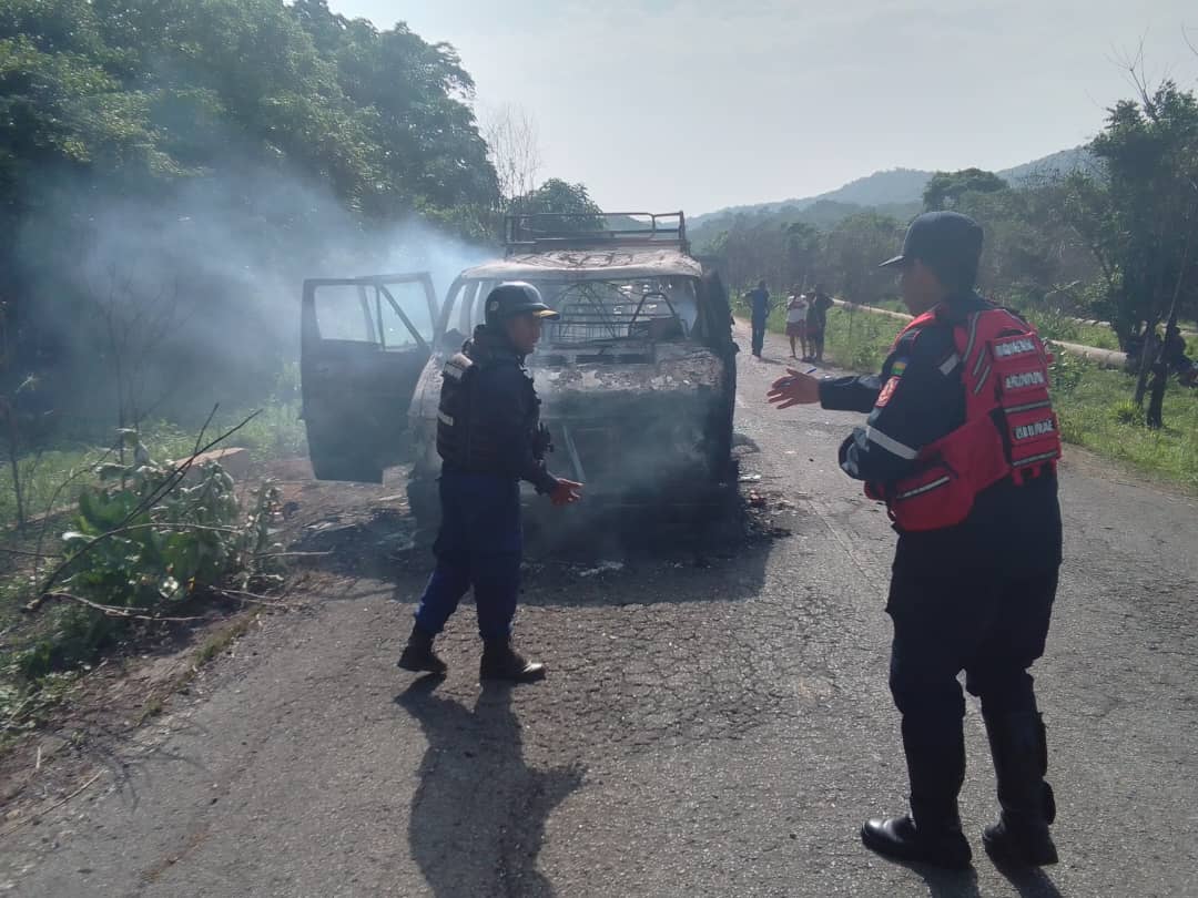 Dos muertos y seis heridos dejó incendio de una van de transporte público en Anzoátegui