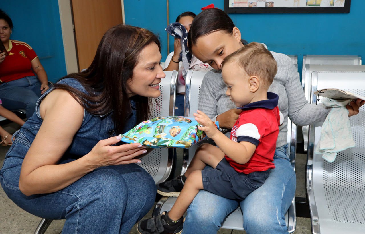 Primera dama de San Francisco alegró a los niños con regalos y sorpresas para celebrar su día