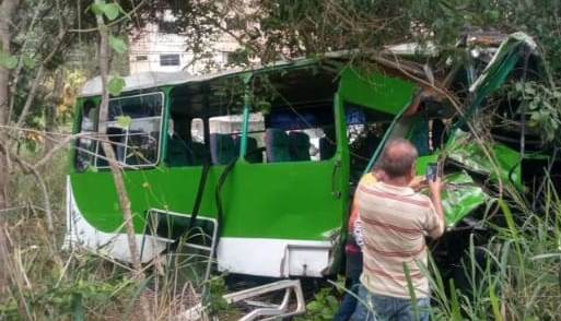 Al menos ocho pasajeros heridos dejó choque entre buseta y una camioneta en Valera
