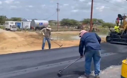 En La Guajira asfaltaron nueve kilómetros de carretera y rehabilitaron 86 Km de vialidad agrícola, según ministro Araguayán