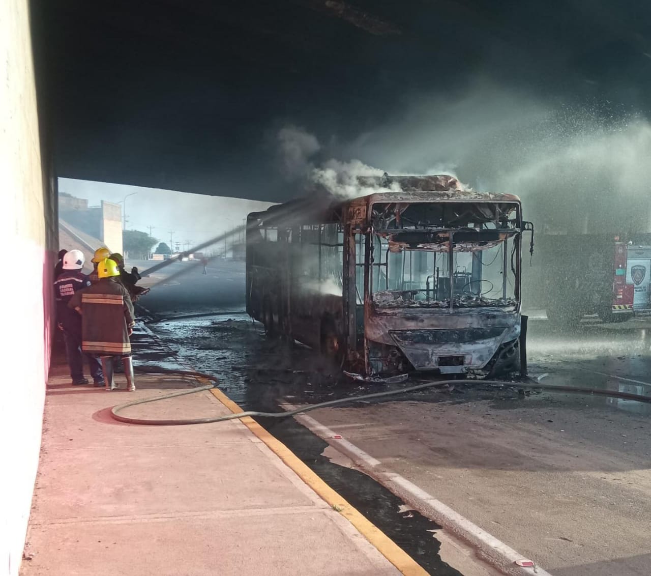 Metro de Maracaibo iniciará investigaciones tras incendio del autobús en la C-3